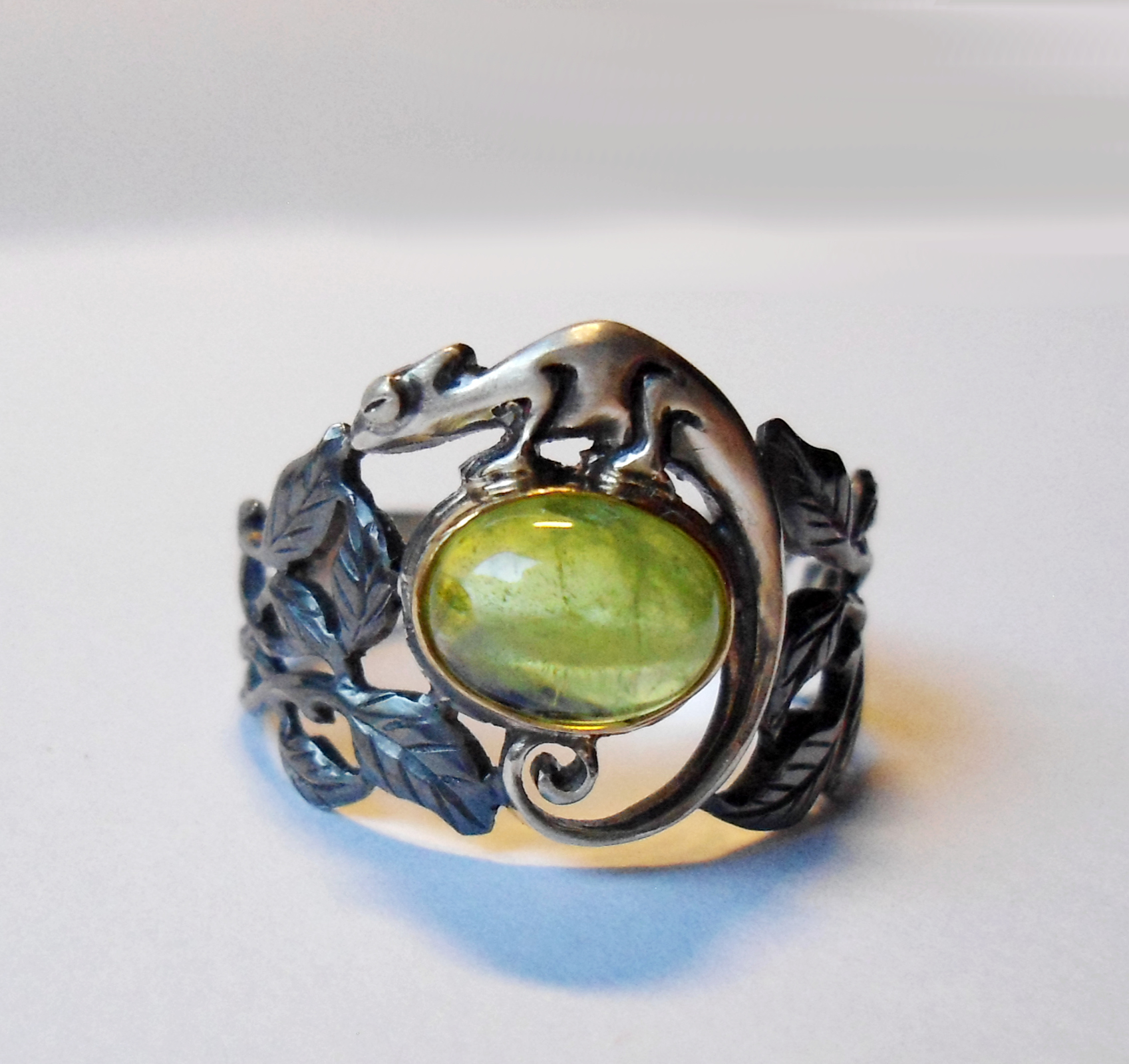 ring-silber-gold-peridot-chamaeleon