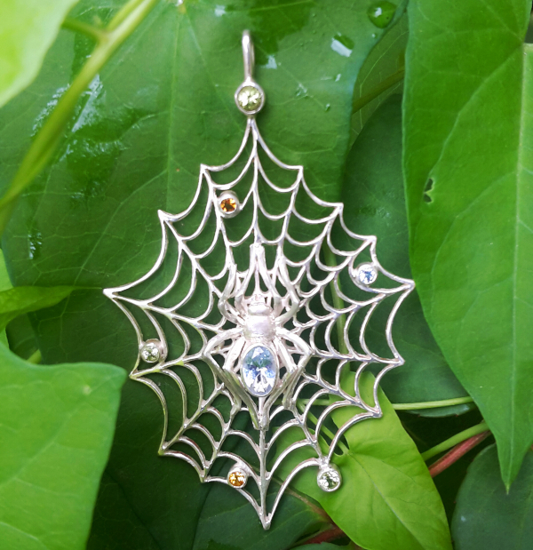 spinne-anhaenger-netz-silber