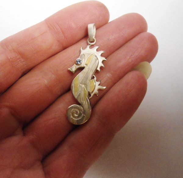 anhaenger-silber-gold-seepferdchen-edelstein.jpg