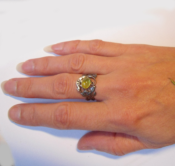 chamaeleon-ring-silber-gold-peridot.jpg