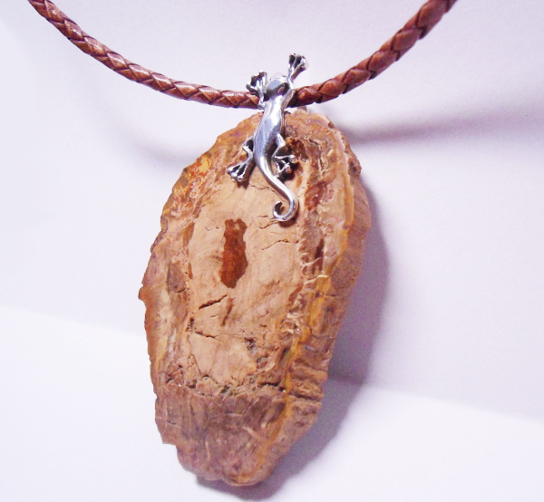 collier-gekko-silber-versteinertes-holz-leder.jpg