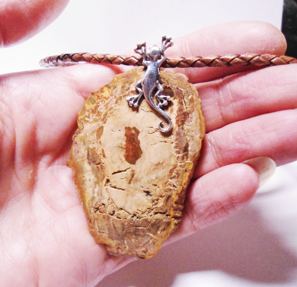 collier-versteinertes-holz-silber-gekko-leder.jpg