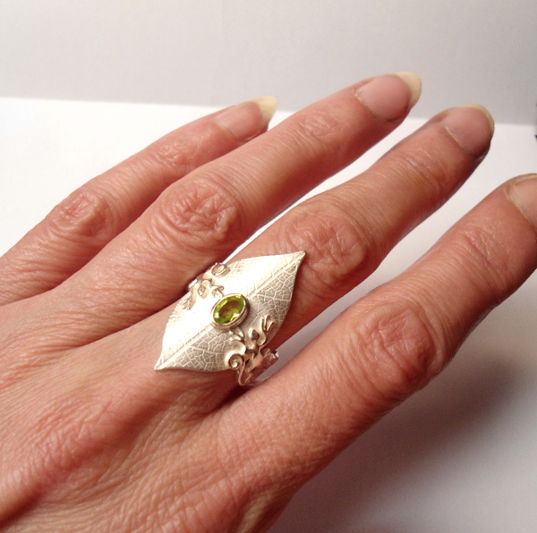 edelstein-eidechsen-blatt-silber-ring-peridot.jpg