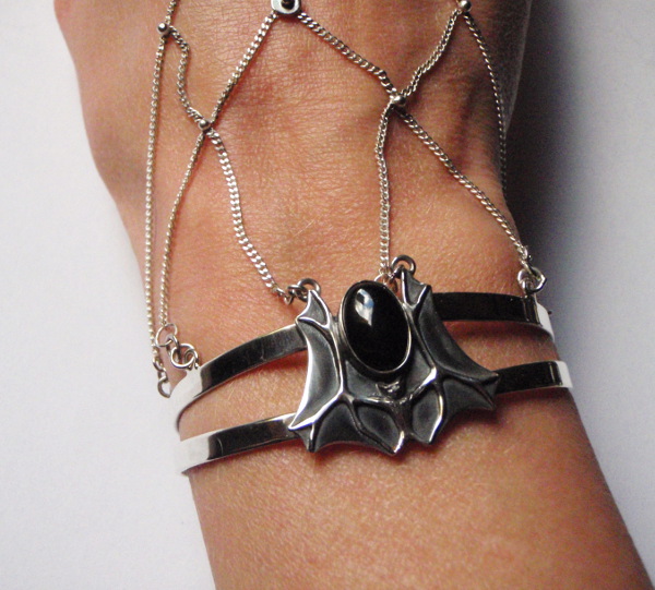 handnetz-fledermaus-silber-onyx-armreif.jpg