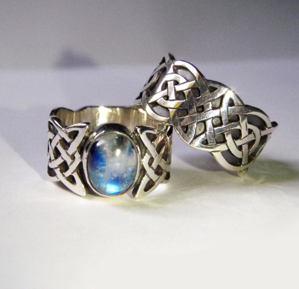 keltische-eheringe-mit-mondstein-silber.jpg