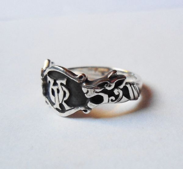 keltischer-monogramm-ring-hunde-koepfe-silber.jpg