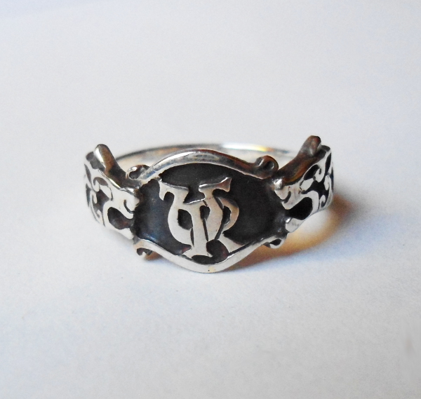 keltischer-monogramm-ring-silber-hunde-koepfe.jpg