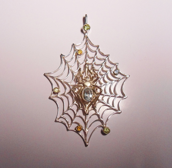 ketten-anhaenger-spinne-im-netz-silber-peridot-topas-zitrin.jpg