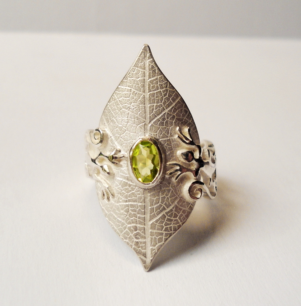 ring-blatt-silber-edelstein-eidechsen-peridot.jpg