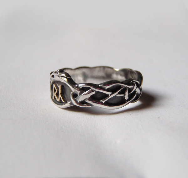 urnesstil-ring-runen-monogramm-silber-rotgold.jpg